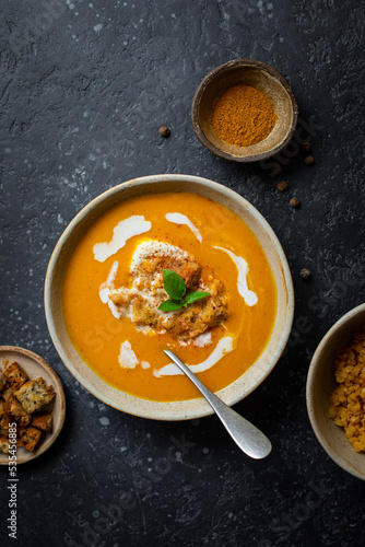soupe velouté potiron et lentille courge carottes épices et lait de coco
 photo
