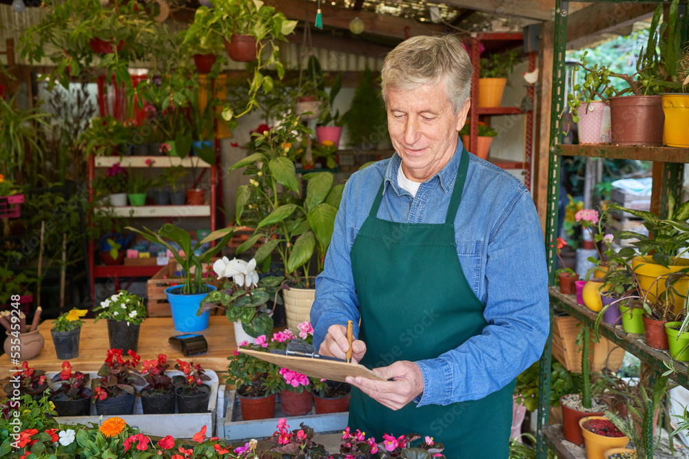 Älterer Gärtner macht Inventur und Qualitätskontrolle Stock Photo