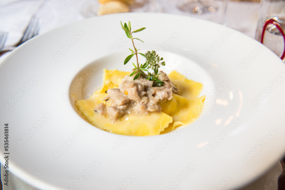 Ravioli ripieni con ragout di capretto e timo fresco Ravioli ripieni con ragout di capretto e timo fresco
