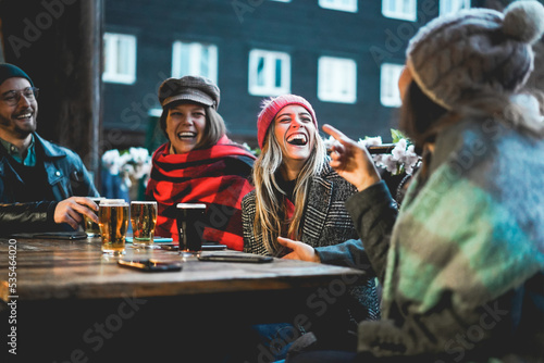 Photography Young people having fun drinking beer at pub restaurant - Soft focus on center g