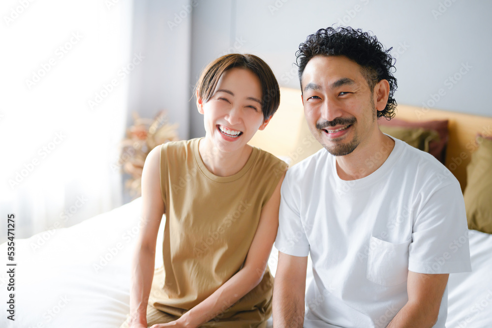Obraz premium Image of a nice couple or couples in their 30s and 40s Looking at the camera
