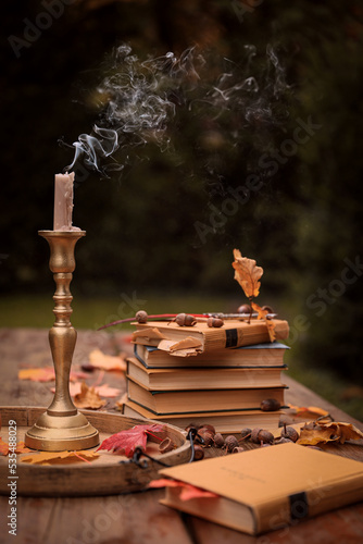 Herbs Bücher Eicheln Stillleben