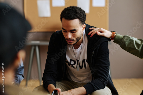 Canvas Print Hand of young man on shoulder of unhappy and depressed male attendant of psychol