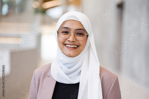 Portrait of a confident muslim businesswoman in an office building Fototapet