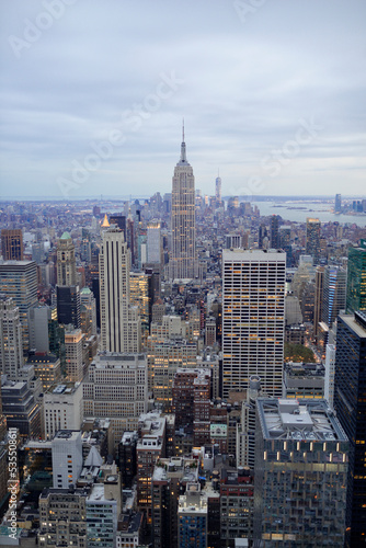 Ausblick auf Midtown und Downtown Manhattan und Empire State Building vom Top of the Rock Observation Center bei Sonnenuntergang, Rockefeller Center, Manhattan, New York City, New York State, USA, Nor ©  Egon Boemsch