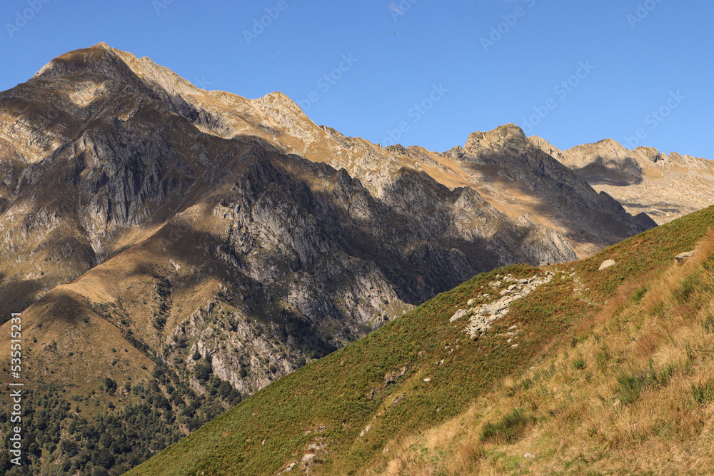 Wildromantische Alpenlandschaft der Lepontinischen Alpen; Blick von Piaghedo zum Monte Cardinello (2519m)
