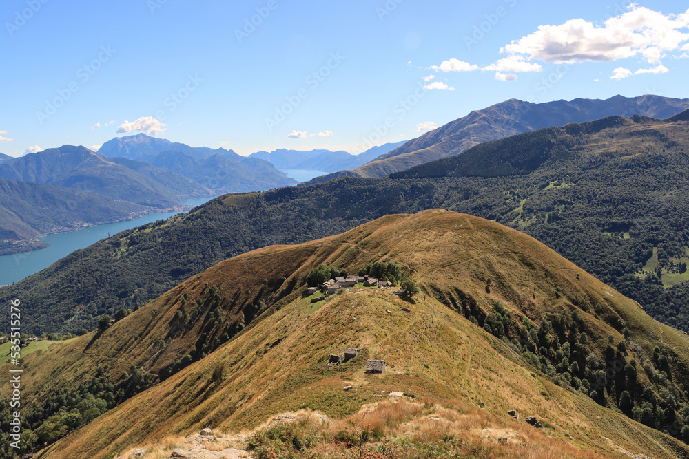 Zauberhafte Berglandschaft über dem Comer See, Blick vom Monte Piaghedo über La Motta nach Süden