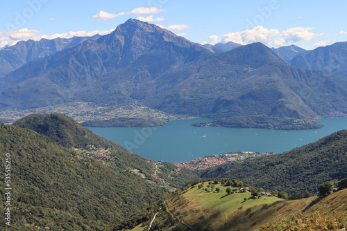 Wunderschöne Alpenlandschaft am Lario; Blick von Piaghedo hinunter zum Comer See mit Gravedona und zum gegenüberliegenden Monte Legnone (2609m)