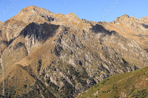 Majestätischer Gipfel über dem Valle del Dosso; Monte Cardinello (2519m) von Piaghedo aus gesehen (Lepontinische Alpen)