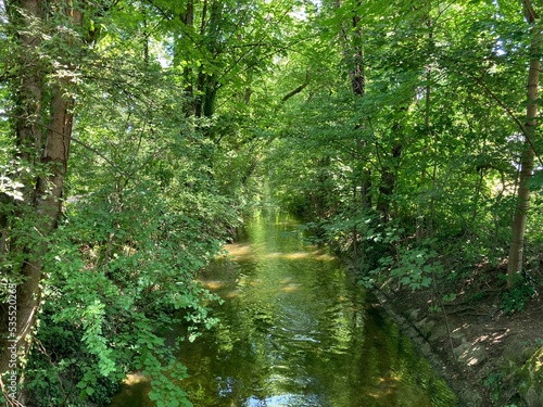 Flusslandschaft ein Kanal in Bayern gerade 535520265