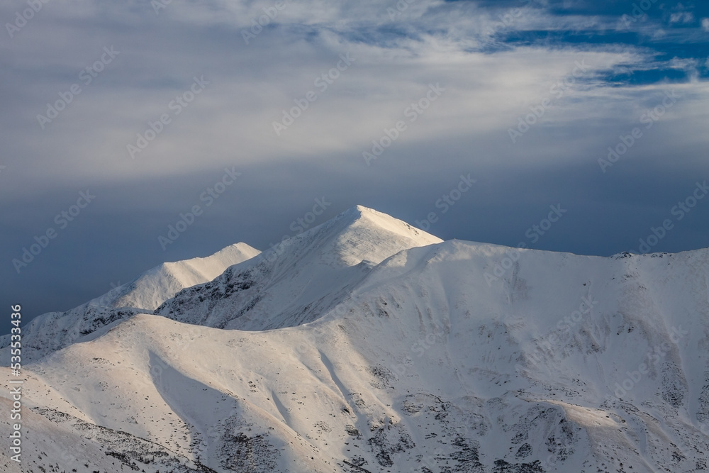 zima górski krajobraz Tatry Zachodnie zachód słońca błękit i biel śniegu