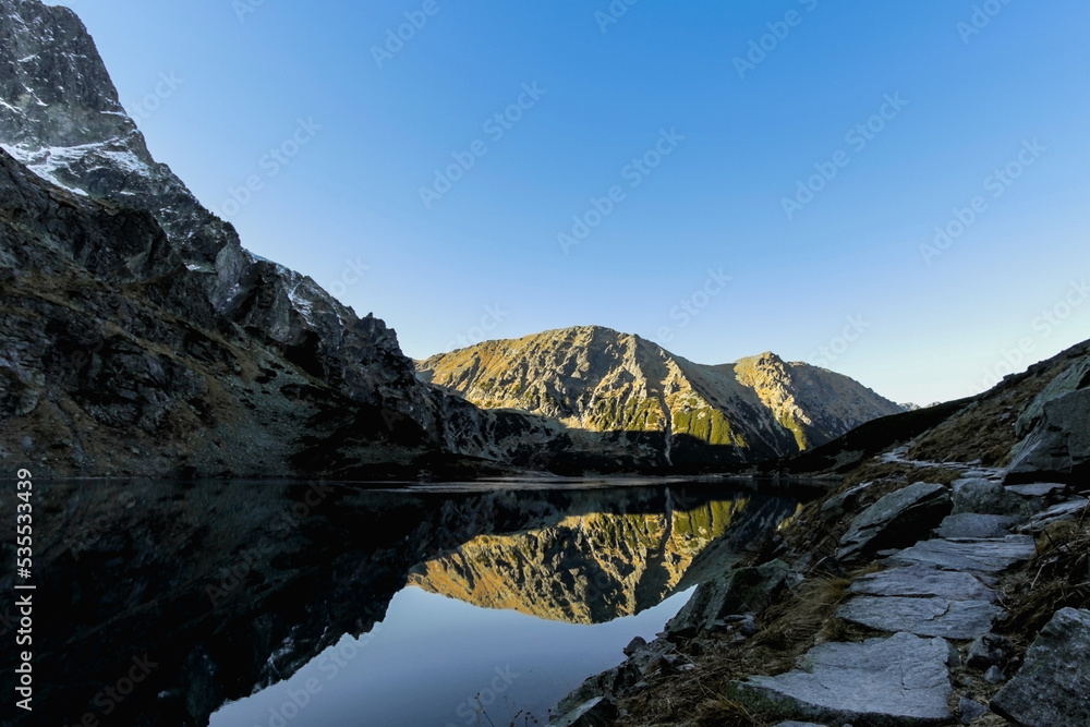 górski krajobraz odbicie w górskim stawie czarny staw nad morskim okiem Tatry Wysokie