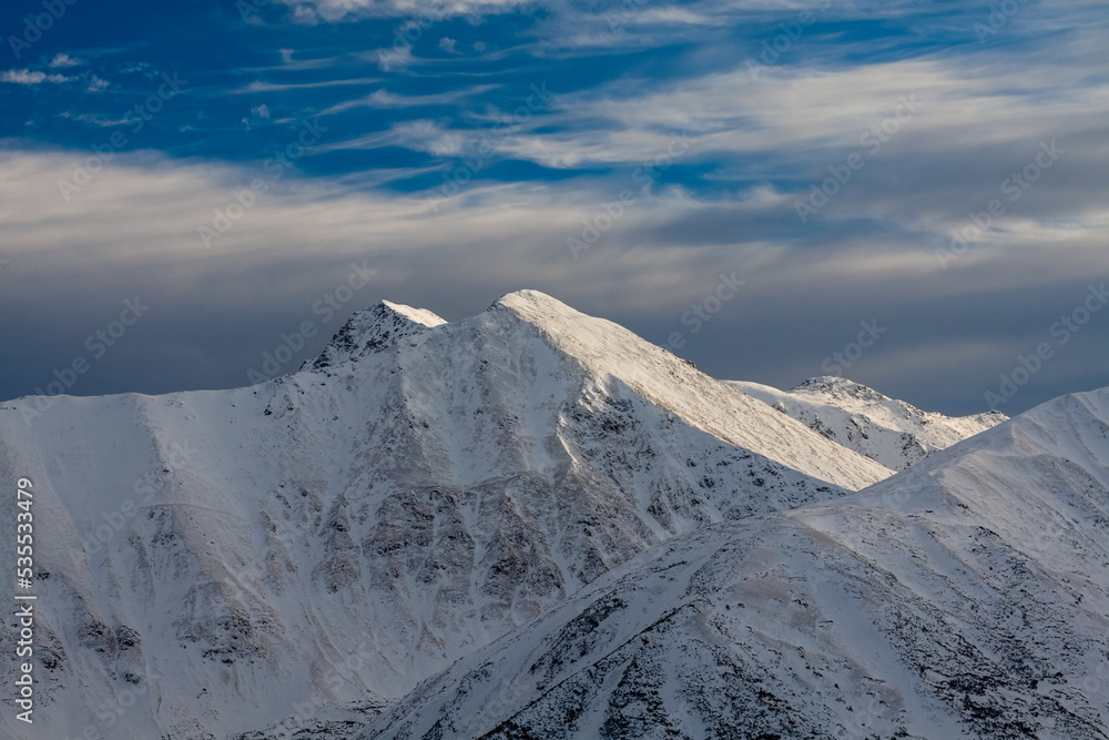 zima górski krajobraz Tatry Zachodnie zachód słońca błękit i biel śniegu
