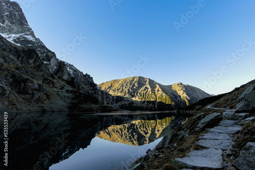 Obraz na płótnie górski krajobraz odbicie w górskim stawie czarny staw nad morskim okiem Tatry Wysokie w salonie