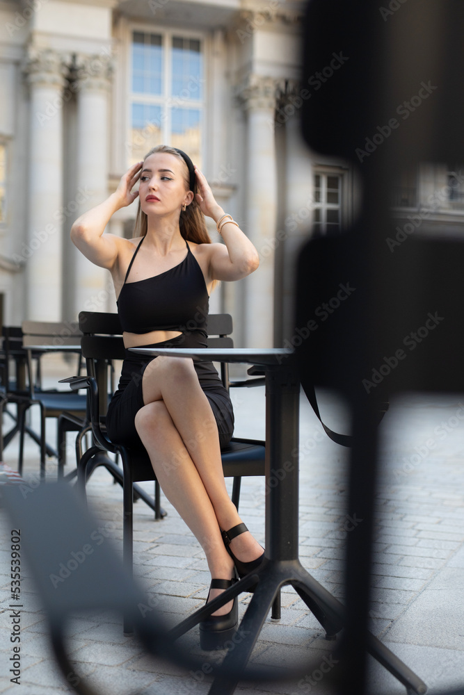 Eelgante Reiche Frau in Scharzem Kleid Heels Handtasche Schmuck beim Shoppen Flanieren Eelgante Reiche Frau in Scharzem Kleid Heels Handtasche Schmuck beim Shoppen Flanieren