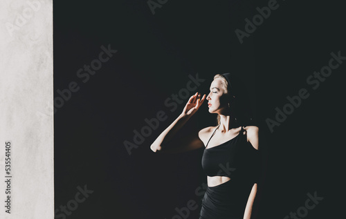 Wallpaper Mural Eelgante Reiche Frau in Scharzem Kleid Heels Handtasche Schmuck beim Shoppen Flanieren Torontodigital.ca