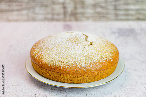 Fetta su torta con zucchero a velo