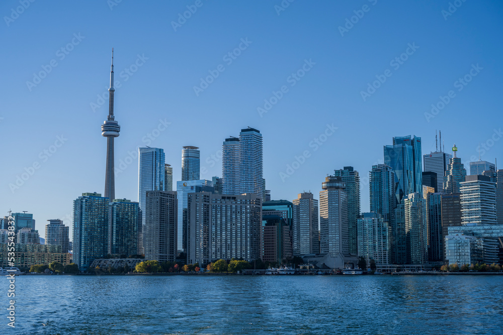 Obraz premium city skyline from the lake
