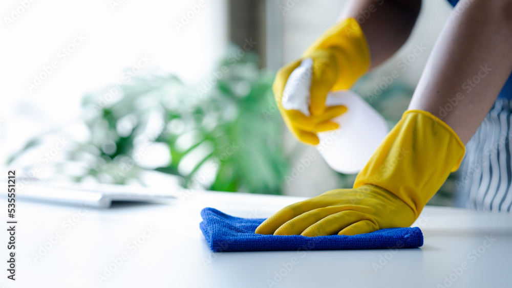 Foto de Person cleaning the room, cleaning staff is using cloth and 