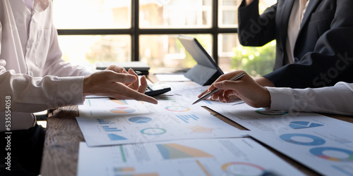 Fotografi Business People Meeting to analyse and discuss and brainstorming the financial report chart data in office Financial advisor teamwork and accounting concept