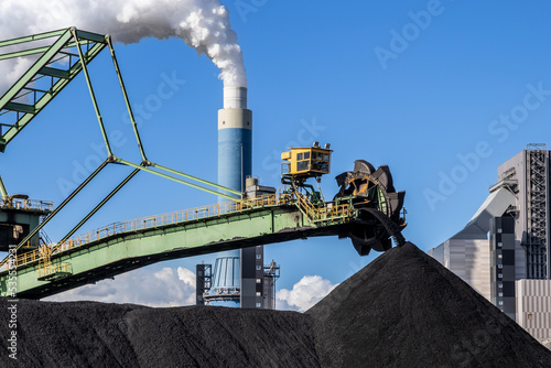 Foto Stacker-reclaimer in a coal handling terminal with in the background a coal power plant
