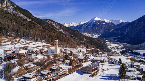 Dorf im Winter in Graubünden