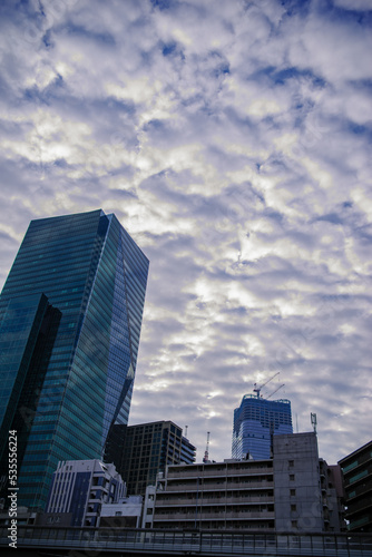 うろこ雲と東京六本木4丁目の街の風景