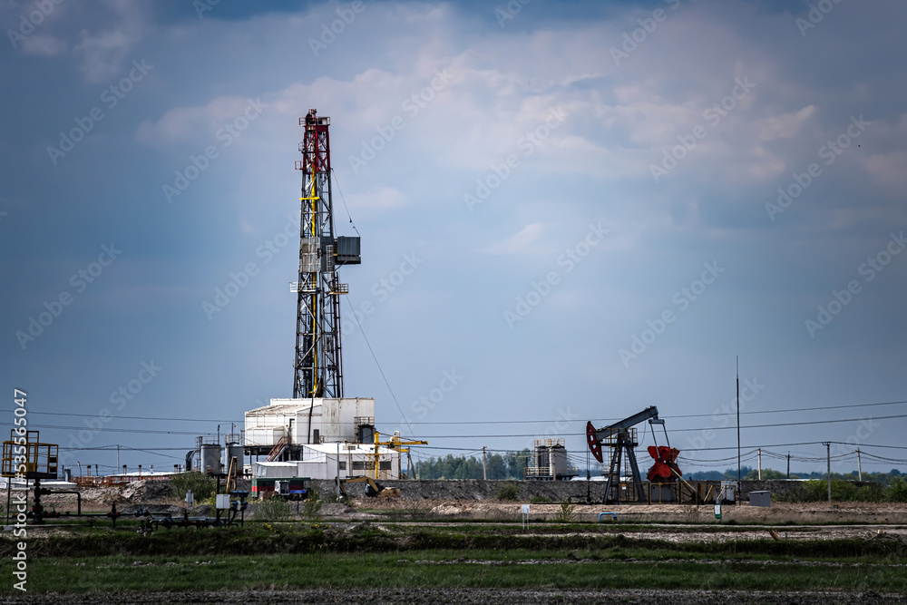 Obraz premium Oil production in oilfield. Petroleum industry, oil crisis.