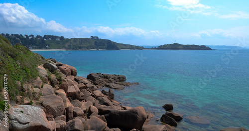 Vászonkép Vue de l'océan sur la côte Bretonne vers la plage de Saint Guirec