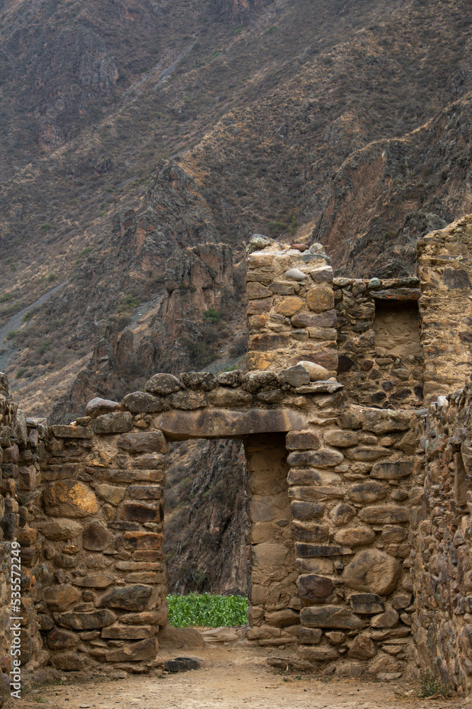 Fototapeta premium Gate of the archaeological site Quelloraqay, in the Sacred Valley Peru.