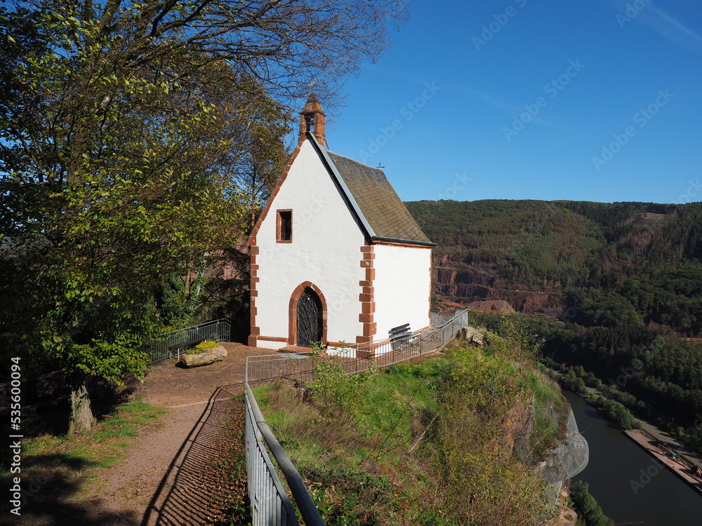 Obraz premium St.-Michaels-Kapelle bei Taben-Rodt im Herbst
