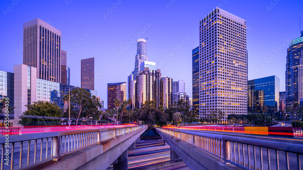 Obraz premium the skyline of los angeles after sunset