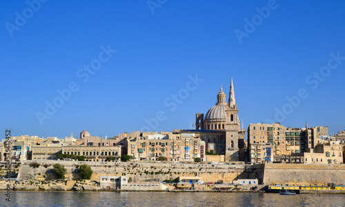 Vue de La Valette, capitale de Malte depuis la ville de Sliema