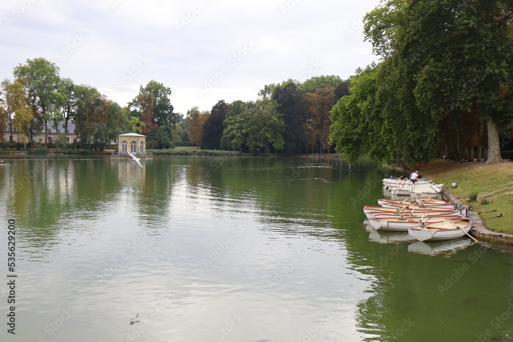 Fototapeta premium L'étang des carpes, château de Fontainebleau, ville de Fontainebleau, département de Seine et Marne, France
