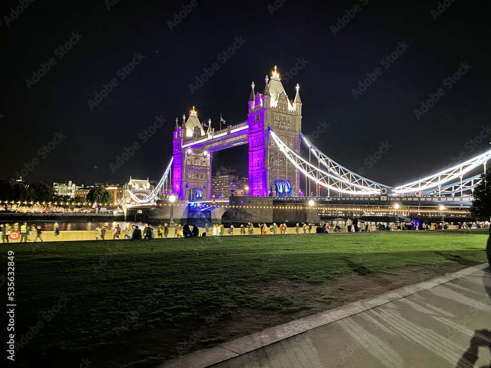 Obraz premium Tower Bridge in London at night lit up in Purple