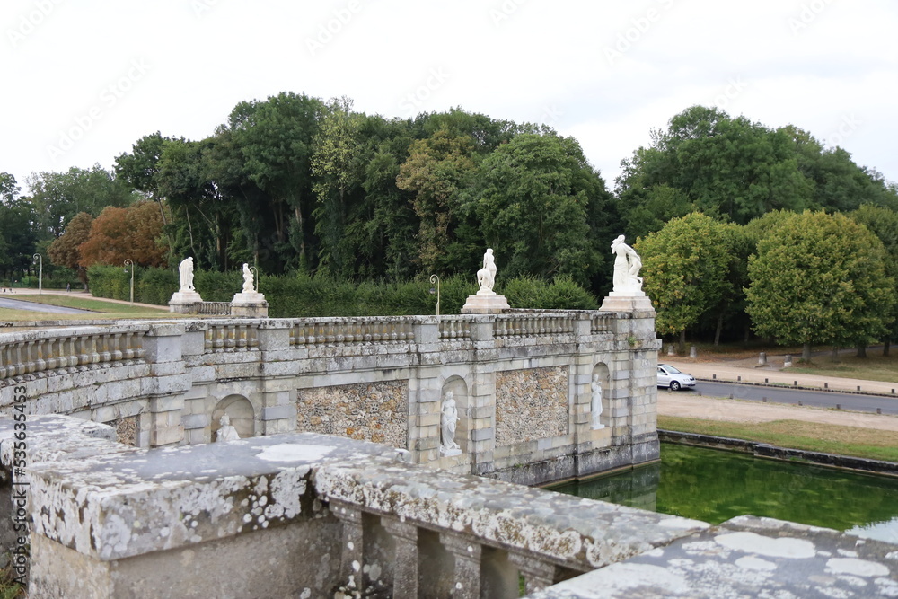 Fototapeta premium Le grand Parterre dans les jardins du château de Fontainebleau, ville de Fontainebleau, département de Seine et Marne, France