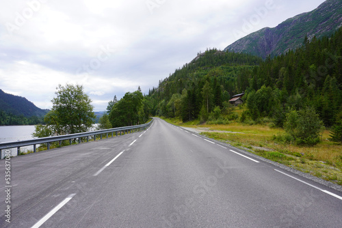 eine schmale einsame Straße in Norwegen  photo