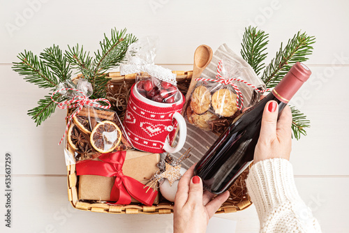 Schilderij op canvas Refined Christmas gift basket for culinary enthusiats with bottle of wine and mulled wine ingredients