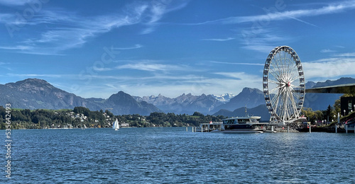 Panoramablick über den Vierwaldstätter See mit Bergen und Gipfeln und einem Riesenrad neben dem Kunstmuseum Luzern, Schweiz