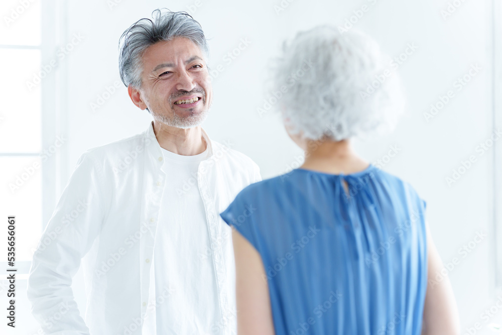 雑談をするシニアカップル