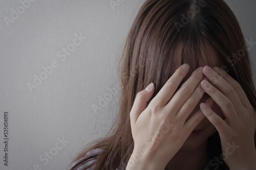 Canvastavla 頭を抱える、辛そうな若い女性