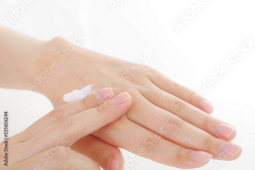手にクリームを塗る女性。美容イメージ © 琢也 栂