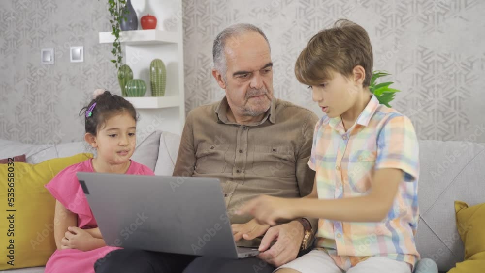 The old man who can't use the computer.
Grandchildren who help a grandfather who does not understand technology.
The old man who can't use the computer.
Grandchildren who help a grandfather who does not understand technology.