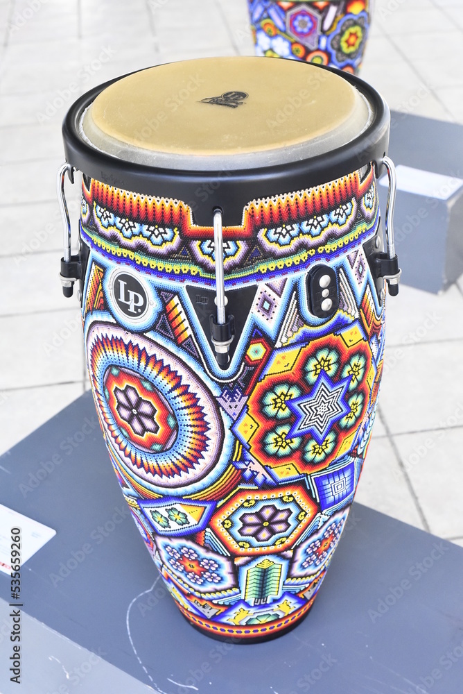 instrumentos musicales decorados con motivos de arte huicholes. Stock ...