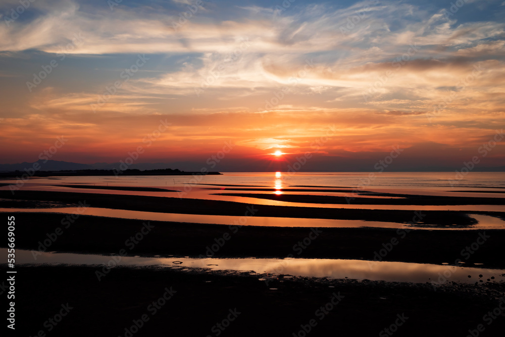 大分県の国東半島にある豊後高田市の真玉海岸に沈む美しい夕日