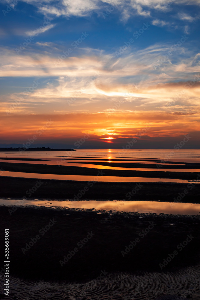 Obraz premium 大分県の国東半島にある豊後高田市の真玉海岸に沈む美しい夕日