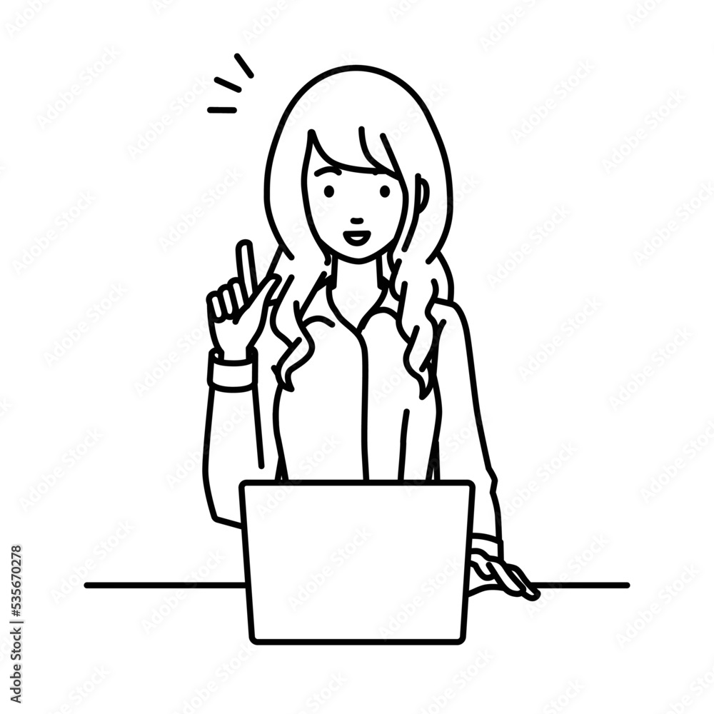 デスクで座ってPCを開いて何かひらめいたブラウスの女性