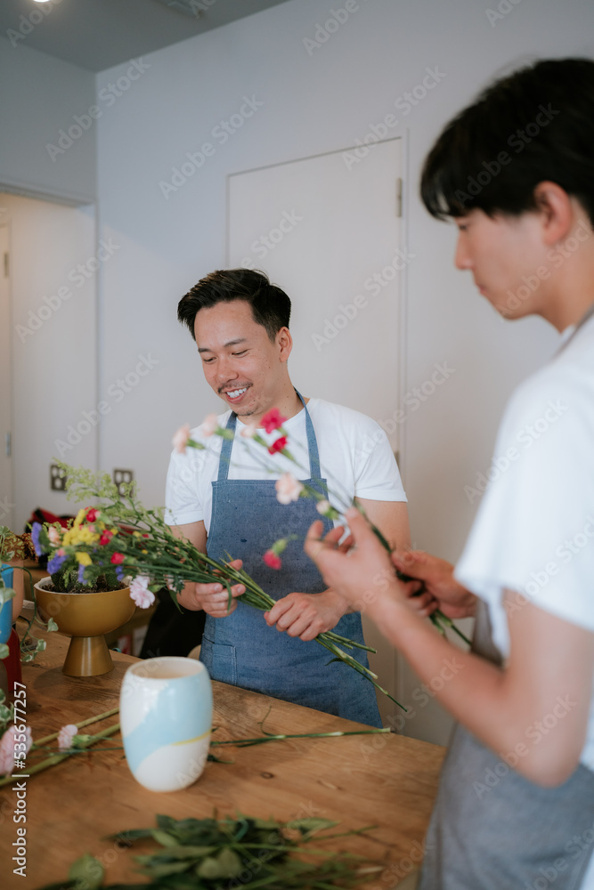 カウンターで花を生ける二人の男性 カウンターで花を生ける二人の男性