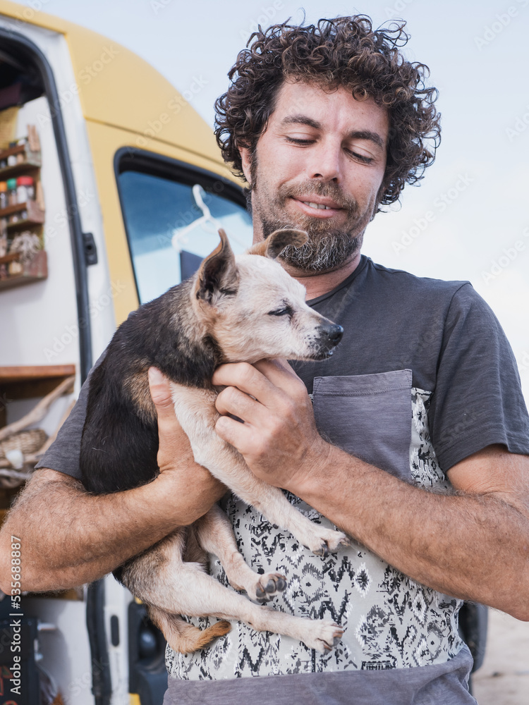 Obraz premium Camper van nomad and his old dog