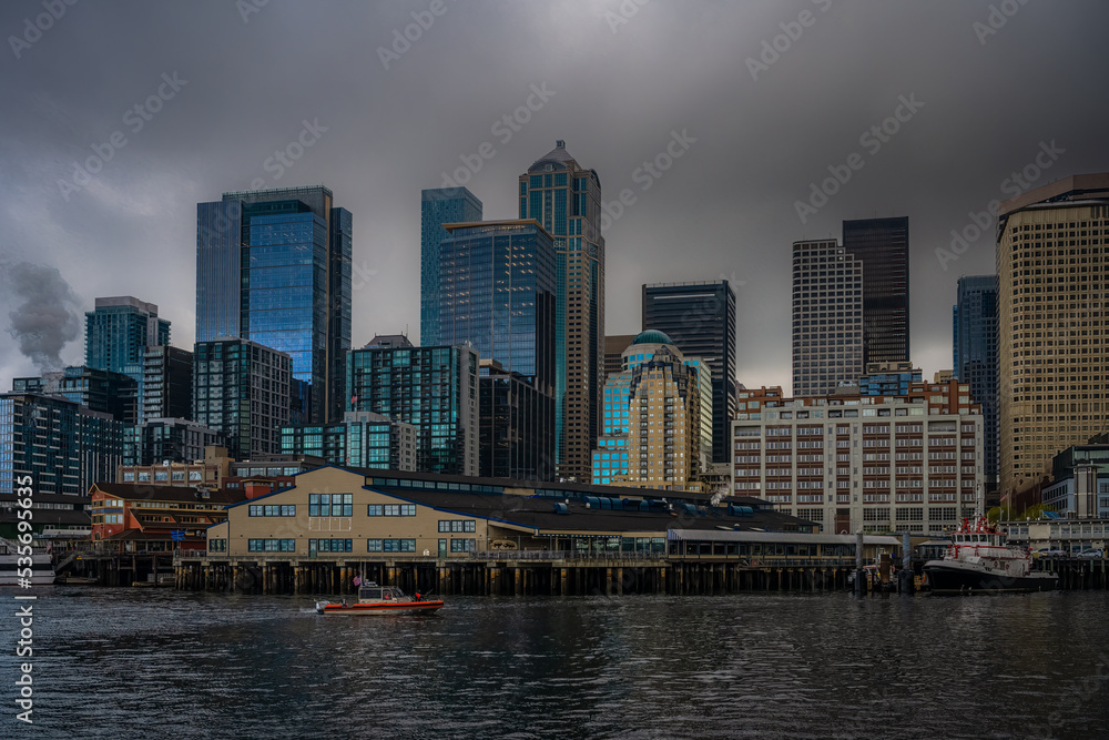 Obraz premium 2022-10-04 SEATTLE WATERFRONT ON ELLIOTT BAY WITH BOATS AND A CLOUDY SKY